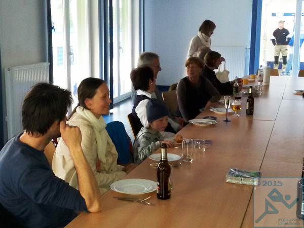 Alle warten.